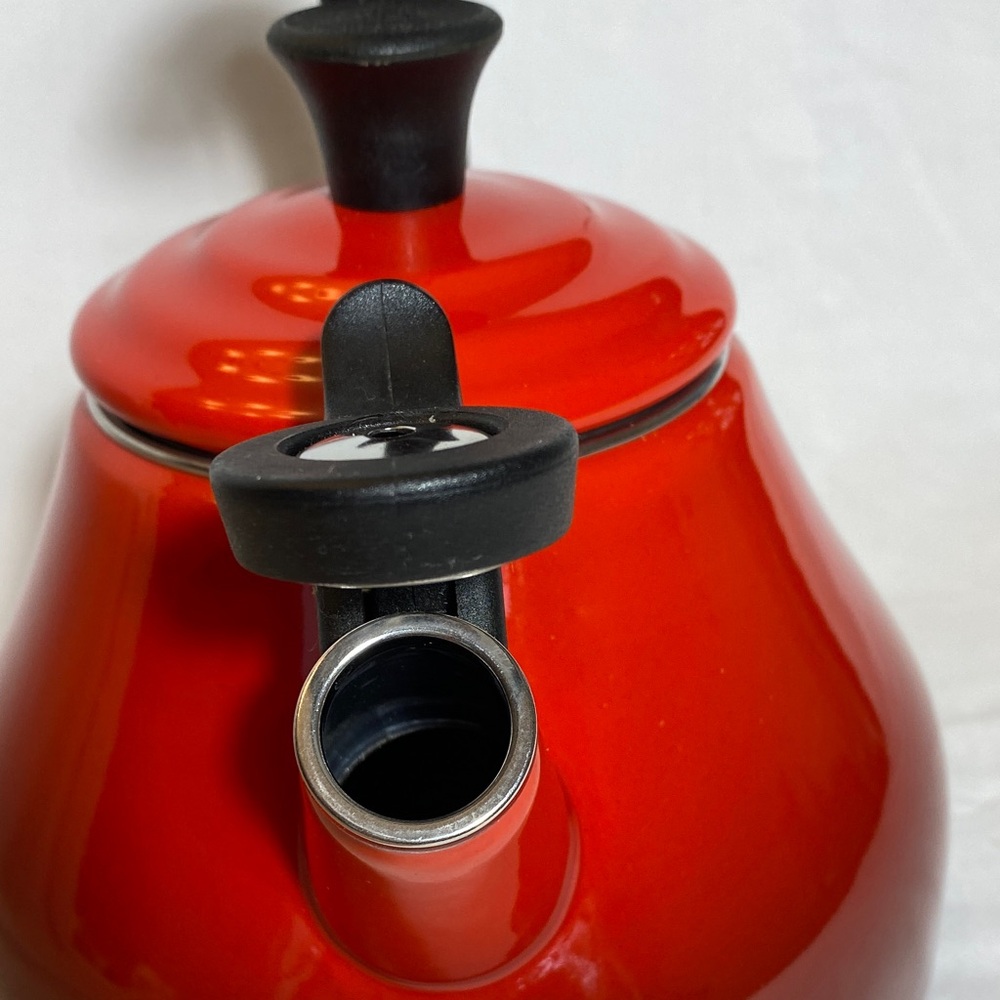 Le Creuset Red Ombré Whistling Enamel Tea Kettle - Picture 5 of 14